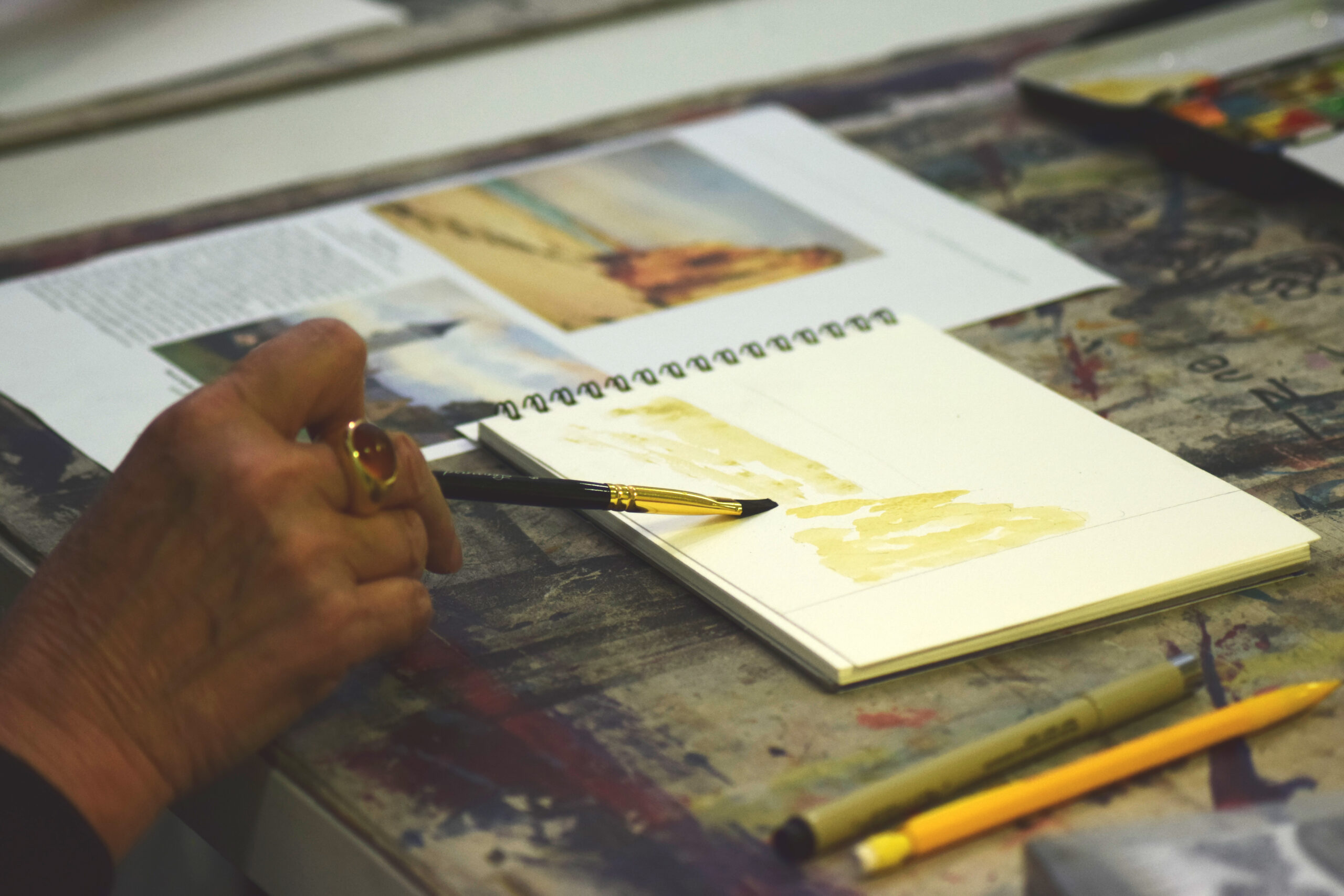 Un pinceau sur une feuille