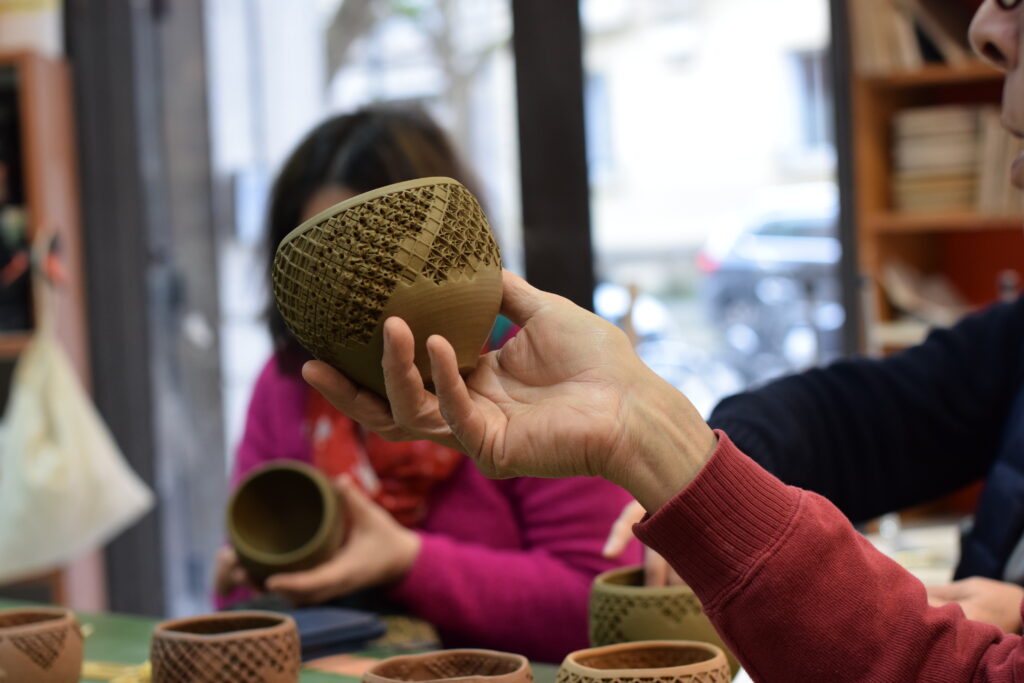 Objet en céramique dans une main.